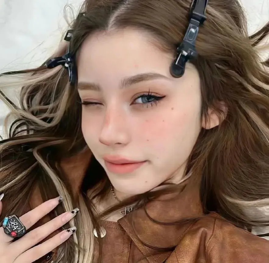 圆肚子女孩